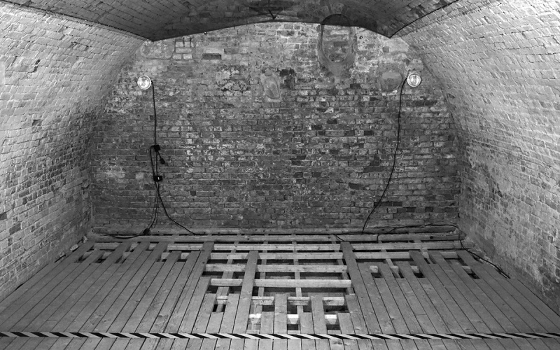 Pierwsza interwencja Trzy przestrzenie pod ziemią &nbsp;