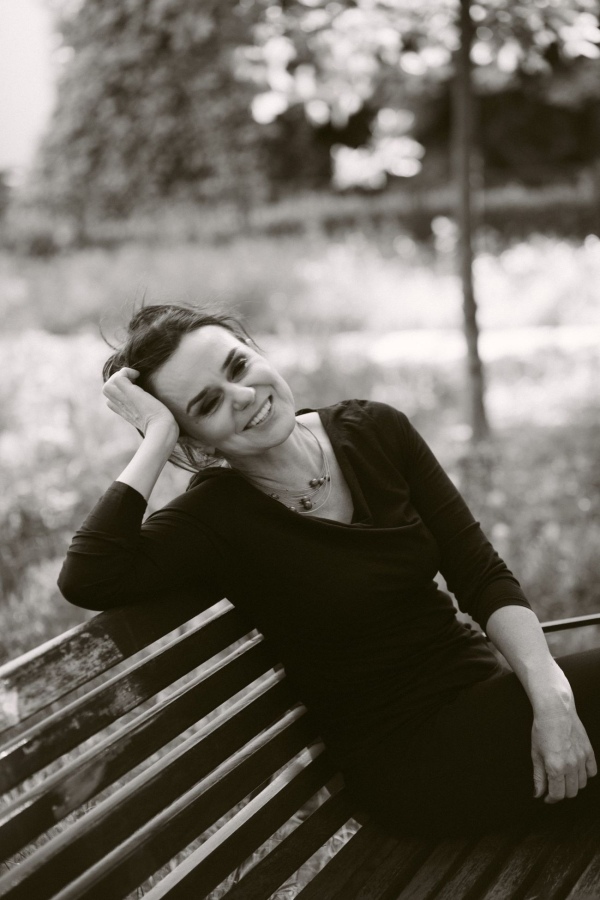 Poetka Julia Fiedorczuk oprowadza po wystawie Nie woda nie ziemia