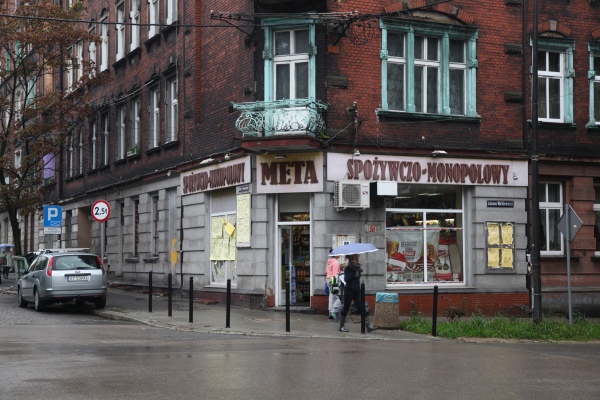 Sklep Meta na rogu ul. Orląt Lwowskich i ul. Mickiewicza, Bytom. Zdjęcie: Anna Okrasko.